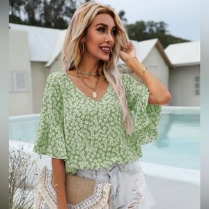 *NEW* Light green floral blouse XL 12